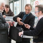 Wolfgang Bartels, Dr. Silke Lüder und Wieland Dietrich übergeben die Unterschriften an einen BMG-Mitarbeiter (Foto: Manfred Wigger)