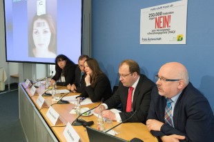 Pressekonferenz am 6. Mai 2015 in Berlin, v. l. Dr. Silke Lüder, Wieland Dietrich, Daniela Schmidt, Dr. Thomas Drabinski, Dr. Dirk Heinrich (Foto: Manfred Wigger)                              